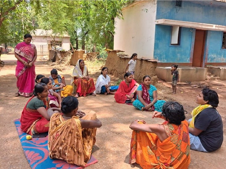 पामगढ़ की सामाजिक कार्यकर्ता 14 वर्षों से गांव-गांव में चला रही जागरूकता अभियान, महिला अधिकार, शिक्षा, स्वास्थ्य, पौधरोपण और आत्मनिर्भरता पर कर रहीं काम